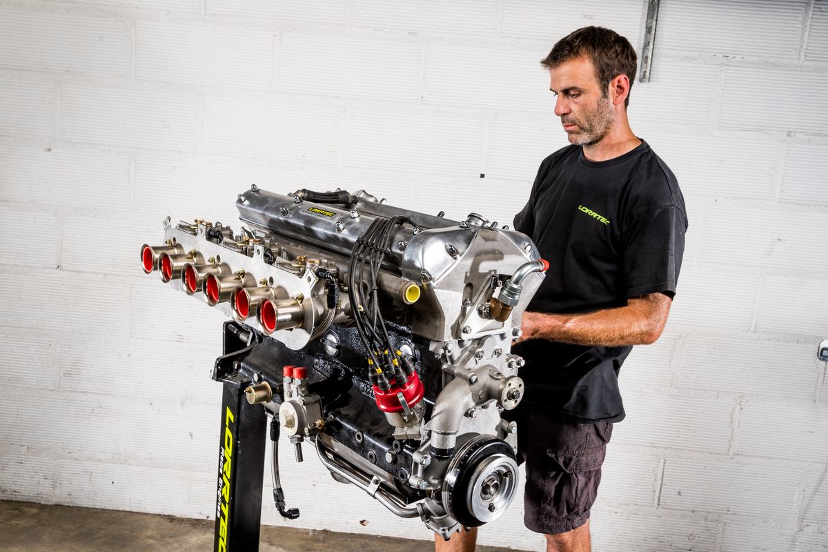 Montaje final de un motor Jaguar E-Type 3.8L de 6 cilindros en línea